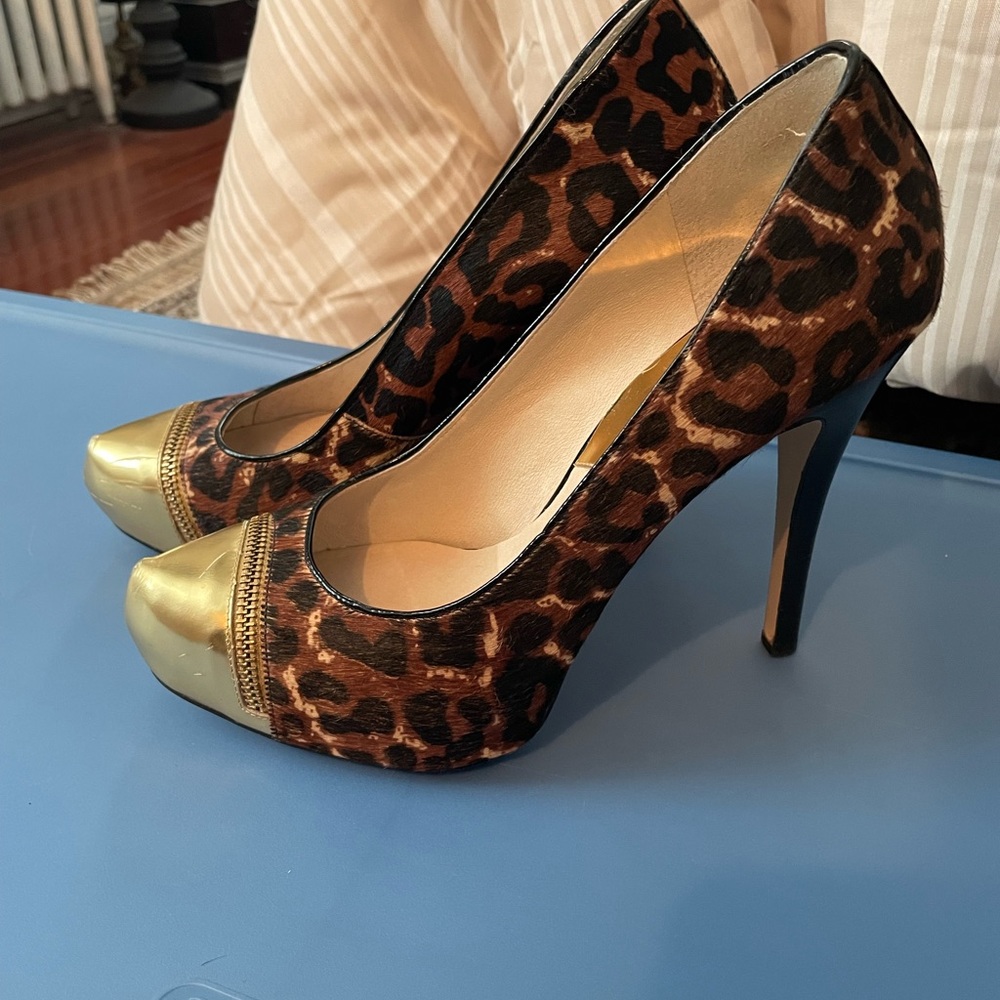 MICHAEL Michael Kors Cynthia Leopard  Size 10